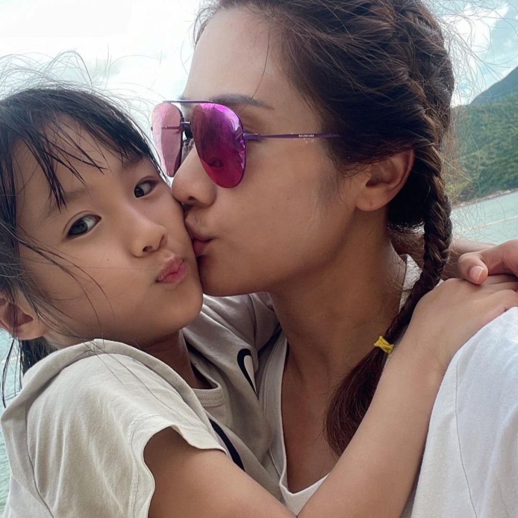 張嘉兒經常分享與女兒的生活照。